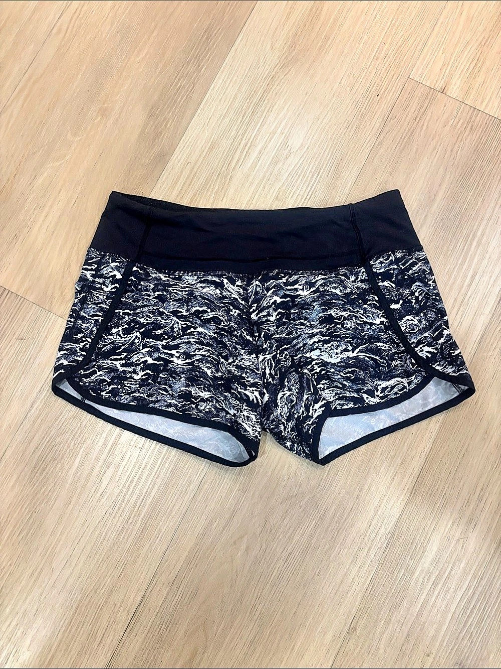 lululemon Speed Up Short 2.5" Abstract Print Athletic Shorts Size 6
